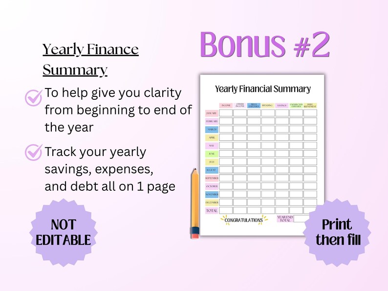 Puede incluir: Un rastreador de resumen financiero anual con una cuadr&iacute;cula para ingresos, gastos y deudas mensuales. Incluye el texto Bonus #2, Yearly Finance Summary y Congratulations. Un l&aacute;piz amarillo est&aacute; colocado junto al documento.
