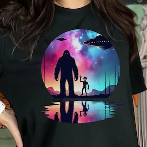 Op de afbeelding: Een rustiek houten bord met de tekst "Welcome to our home" in witte letters. Het bord heeft een verweerde afwerking en een eenvoudig, uitnodigend ontwerp, perfect voor entree decoratie.