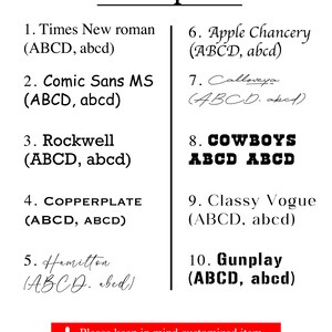 K&ouml;nnte beinhalten: Eine Liste von Schriftarten f&uuml;r einen individuellen Artikel. Die Schriftarten werden in verschiedenen Stilen gezeigt, darunter Times New Roman, Comic Sans MS, Rockwell, Copperplate, Hamilton, Apple Chancery, Calloveya, Cowboys, Classy Vogue und Gunplay. Der Text am unteren Rand des Bildes lautet: "Bitte beachten Sie, dass kundenspezifische Artikel nicht f&uuml;r R&uuml;ckgabe oder Umtausch qualifiziert sind."