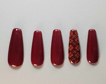 Uñas de color rojo granate con acento a cuadros de color naranja quemado Prensa de uñas en las uñas * También disponible en variaciones "Dos uñas más cortas" (IYKYK)