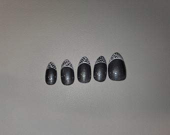 Zwarte Halloween Press On Nails met witte spinnenweb French Tips * Ook verkrijgbaar in "Two Nails Shorter" (IYKYK) variaties