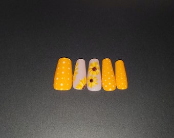 Lente/zomerzonnebloem en polkadot Press On Nails. * Ook verkrijgbaar in de variaties 'Two Nails Shorter' (IYKYK)