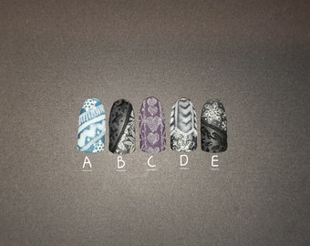 Suéter Sugar Nails con copos de nieve blancos. Prensa en uñas negras, azules o moradas **También disponible en variaciones "Dos uñas más cortas" (IYKYK)**