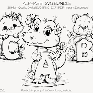 Könnte beinhalten: Schwarz-Weiß-Digitalillustration eines Alphabet-SVG-Bundles. Das Bild zeigt ein Kätzchen, das den Buchstaben "C" hält, ein Alligator, der den Buchstaben "A" hält, und einen Bären, der den Buchstaben "B" hält. Jede Figur ist mit Blumen geschmückt. Der Text "ALPHABET SVG BUNDLE" steht oben.