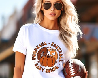 フットボールベビーバンプ妊娠発表シャツ、妊娠ギフト、感謝祭マタニティシャツ、秋マタニティシャツ、フットボールベビーお披露目