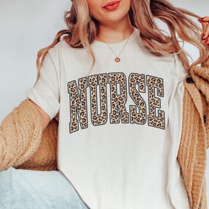 Leopard Krankenschwester Shirt, Krankenschwester T-Shirt, RN Shirt, Krankenpflege Schule Shirt, Krankenschwester Shirt, Krankenschwester Geschenk, Geschenk für Krankenschwester Shirts, trendige Frauen