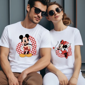 Mickey und Minnie In Love Shirt, Valentinstag T-Shirt, Disney Shirt, LOVE Disney Passende Paare Shirt, Disney Familien Shirt, Passendes Familien T-Shirt