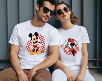 Mickey und Minnie In Love Shirt, Valentinstag T-Shirt, Disney Shirt, LOVE Disney Passende Paare Shirt, Disney Familien Shirt, Passendes Familien T-Shirt