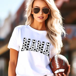 Niedliches Fußball Mama Shirt, Muttertagsgeschenk für Fußball-Mama, Geschenk für Fußball-Liebhaber Mama Shirt, Muttertag, Fußball-Saison Mama T-Shirt, Mama Geschenke