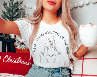 Camiseta con luces navideñas de Disney, camiseta con castillo de Disney, camiseta navideña de Mickey, camiseta de regalo de Navidad, regalo de Disney, camiseta navideña.