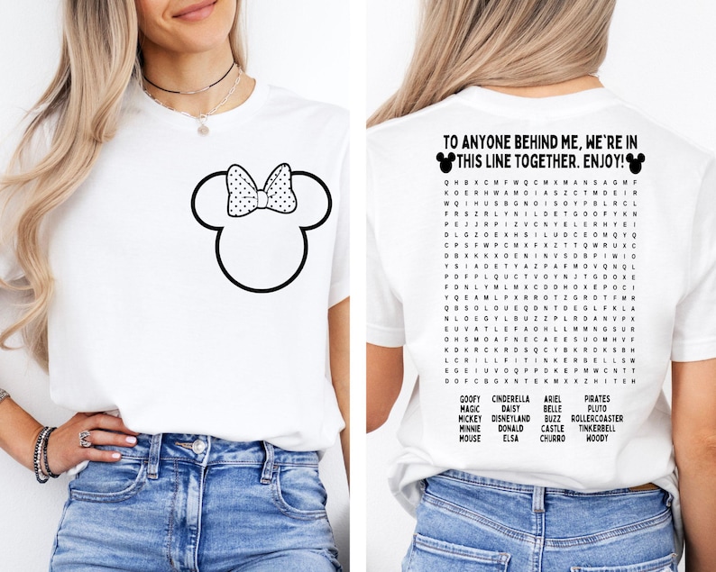 K&ouml;nnte beinhalten: Wei&szlig;es T-Shirt mit einem schwarz-wei&szlig;en Minnie Mouse-Design auf der Vorderseite. Auf der R&uuml;ckseite des Shirts befindet sich ein Wortsuchr&auml;tsel mit Disney-Charakternamen und dem Text: "TO ANYONE BEHIND ME, WE'RE IN THIS LINE TOGETHER. ENJOY!"