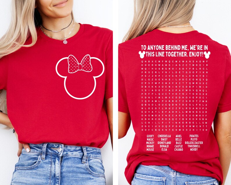 K&ouml;nnte beinhalten: Rotes T-Shirt mit wei&szlig;em Minnie Mouse-Design auf der Vorderseite. Auf der R&uuml;ckseite steht der Text "TO ANYONE BEHIND ME, WE'RE IN THIS LINE TOGETHER. ENJOY!" und ein Disney-Wortsuchr&auml;tsel.