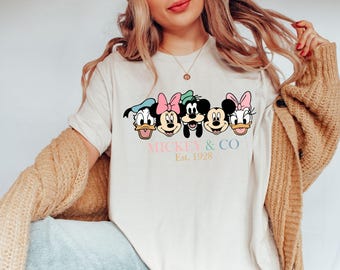 Camisetas de pareja de Disney, Mickey y sus amigos (Mickey Co., fundada en 1928), camiseta de Magic Kingdom, camiseta a juego de Disney para viaje a Disney en 2024, castillo retro de Disney.