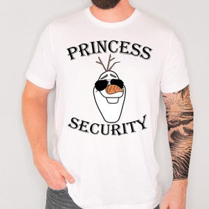 以下が含まれることがあります： グラデーションサイズで入れ子になった3つのセラミックボウルのセット。ボウルは、斑点のあるクリーム色の外観と、対照的な濃い茶色の内側が特徴です。最大のボウルの直径は約20cmです。