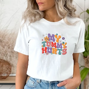 Mein Bauch tut weh Ästhetik T-Shirt, Groovy Grafik T-Shirt, Trendy Y2K, Tumblr Grafik T-Shirt, Zöliakie, Glutenfrei, IBS, Laktose, Grün Pink