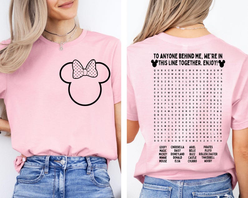 K&ouml;nnte beinhalten: Hellrosa T-Shirt mit schwarzem Minnie Mouse-Umriss und gepunkteter Schleife. Auf der R&uuml;ckseite des Shirts steht "TO ANYONE BEHIND ME, WE'RE IN THIS LINE TOGETHER. ENJOY!" und ein Wortsuchr&auml;tsel mit Disney-Charakteren.