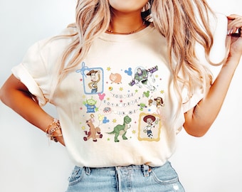 レトロコケット ディズニー トイストーリー ユーブ・ゴット・ア・フレンド・イン・ミー シャツ、トイストーリー キャラクター Tシャツ、ディズニーランド旅行シャツ、ファミリーお揃いパーカー