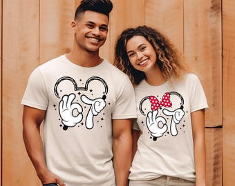 Camiseta Disney Mickey e Minnie Seis Sete Meme, Camiseta Divertida com o Número Seis Sete, Moletom Mickey Casal 67 Festa de Fim de Ano