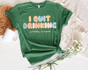 Camiseta divertida de embarazo, camiseta de embarazo, camiseta de anuncio de embarazo, regalo divertido para mamá primeriza, camiseta de maternidad para revelar el embarazo tras dejar de beber.