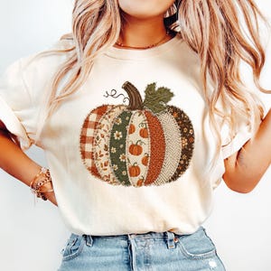 Camiseta de otoño con estampado de calabazas y patchwork sintético, camiseta de otoño para Acción de Gracias, sudadera de cuello redondo para mujer, regalo bonito, camiseta de calabazas a cuadros