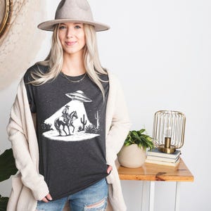 UFO Western Shirt, Retro Vintage Cowboy T-shirt, Rodeo T-shirt, Western Oversized Graphic Tee, Trendy Women&#39;s Western Shirt, Cowboy Shirt