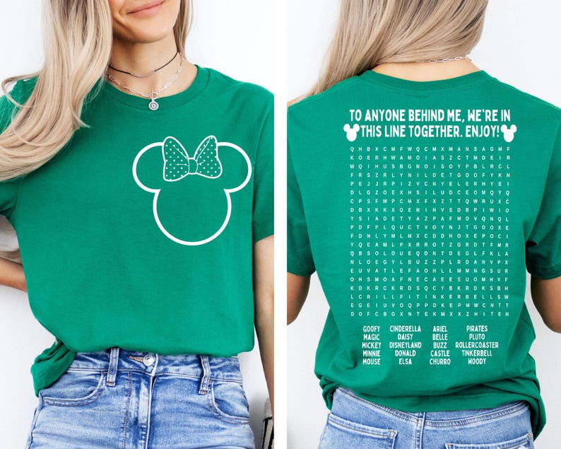 K&ouml;nnte beinhalten: Gr&uuml;nes T-Shirt mit wei&szlig;em Minnie Mouse-Design auf der Vorderseite. Auf der R&uuml;ckseite des Shirts steht der Text "TO ANYONE BEHIND ME, WE'RE IN THIS LINE TOGETHER. ENJOY!" und ein Wortsuchr&auml;tsel mit Disney-Figuren.