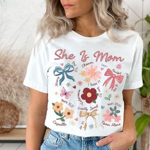 Koszulka She Is Mom, Koszulki Coquette Praying Mama, Bluza Religijna Mama, Koszulka Kwiatowa na Dzień Matki, Koszulka Blessed Mom Bow, Koszulki z wersetem biblijnym