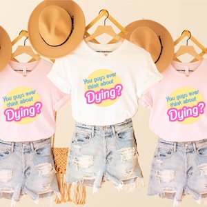 Vocês já pensaram em morrer, camiseta da crise existencial da Barb, camiseta do medo existencial da Barb, camiseta do Barbenheimer, camiseta rosa