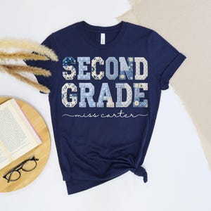 Maglietta personalizzata per insegnanti di seconda elementare, maglietta coordinata per il gruppo di seconda elementare, fantasia floreale blu patchwork per insegnanti, ritorno a scuola