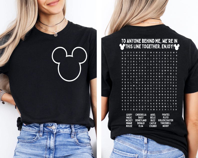 K&ouml;nnte beinhalten: Schwarzes T-Shirt mit wei&szlig;em Mickey Mouse-Umriss auf der Vorderseite. Auf der R&uuml;ckseite steht der Text "TO ANYONE BEHIND ME, WE'RE IN THIS LINE TOGETHER. ENJOY!" und ein Disney-Wortsuchr&auml;tsel.