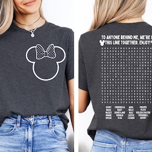 K&ouml;nnte beinhalten: Dunkelgraues T-Shirt mit einem wei&szlig;en Minnie Mouse-Design auf der Vorderseite. Auf der R&uuml;ckseite des Shirts steht der Text "TO ANYONE BEHIND ME, WE'RE IN THIS LINE TOGETHER. ENJOY!" und ein Disney-Wortsuchr&auml;tsel.