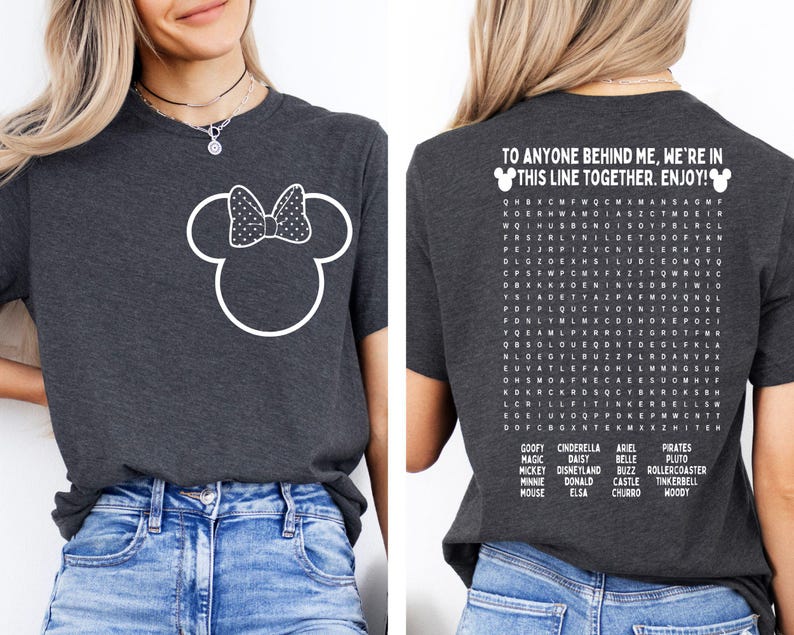 K&ouml;nnte beinhalten: Dunkelgraues T-Shirt mit einem wei&szlig;en Minnie Mouse-Design auf der Vorderseite. Auf der R&uuml;ckseite des Shirts steht der Text "TO ANYONE BEHIND ME, WE'RE IN THIS LINE TOGETHER. ENJOY!" und ein Disney-Wortsuchr&auml;tsel.
