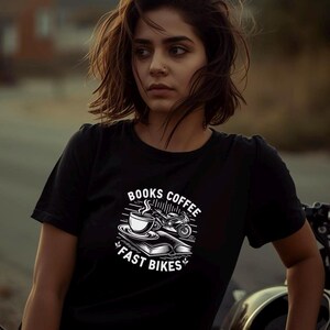 BookTok Girl シャツ - 女性用 本 コーヒー ファストバイク バイカーTシャツ - バイク乗りと読書好きへのギフト