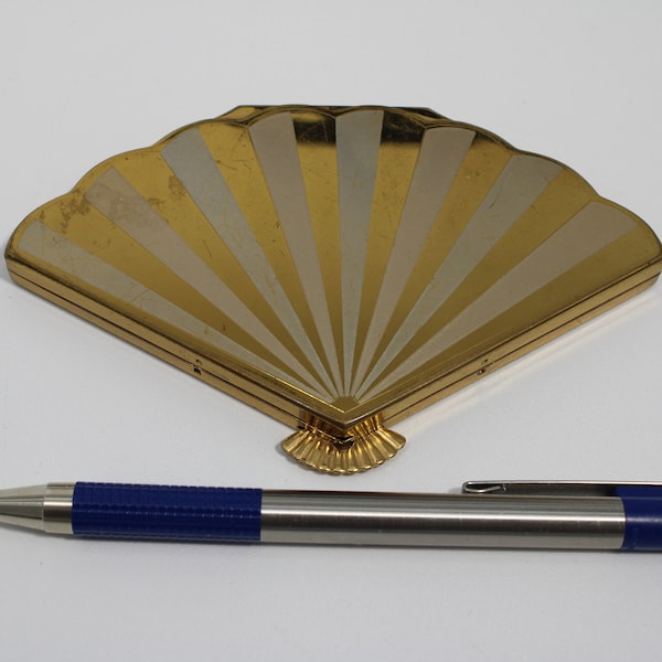 Vintage Wadsworth Henrietta Gold Tone Fan Shaped Compact from the 1940's - Very Good Condition
