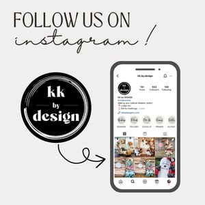 Peut inclure: Un logo noir et blanc pour une entreprise appel&eacute;e "KK by Design". Le logo pr&eacute;sente les lettres "KK" dans un cercle avec les mots "by design" en dessous. Le logo est affich&eacute; sur l'&eacute;cran d'un smartphone avec un lien vers la page Instagram de l'entreprise. La page Instagram pr&eacute;sente des photos d'arrangements de ballons et le texte "KK by DESIGN, Entrepreneur, Making your balloon dreams reality! Linden NJ, DM for bookings...more, kkbydesignni.com".