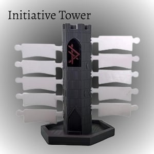 Pu&ograve; includere: Una torre di iniziativa grigio scuro con indicatori giocatore bianchi. La torre presenta un emblema rosso e una base esagonale. Il testo "Initiative Tower" &egrave; in alto.