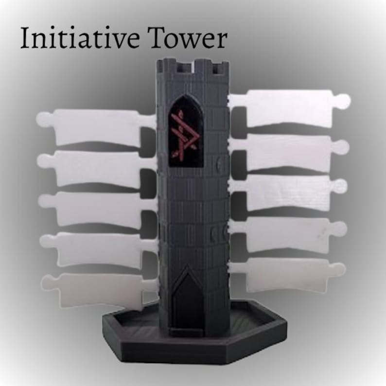 Pu&ograve; includere: Una torre di iniziativa grigio scuro con indicatori giocatore bianchi. La torre presenta un emblema rosso e una base esagonale. Il testo "Initiative Tower" &egrave; in alto.