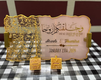 イスラムのカリグラフィーが施された手作り樹脂製のカスタマイズされたニッカ/ウェディング トレイ。リング ホルダー、アルファベットのキーチェーン。