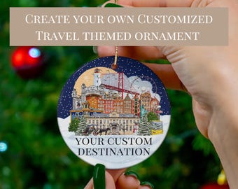 Könnte beinhalten: Runder, reisebezogener Schmuck mit einer detaillierten Illustration einer Stadtlandschaft unter einem Sternenhimmel. Der Schmuck trägt den Text "Create your own customized travel themed ornament" und "Your custom destination".