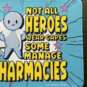 Apoteks hjälte musmatta - Oopsie Grade | Gåva till ansvarig farmaceut | Skrivbordsdekoration