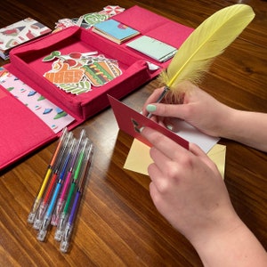 Paquete de papelería de lujo original para amigos por correspondencia / Kit de 54 piezas para escribir cartas creativas / Juego de suministros y correspondencia para correo postal