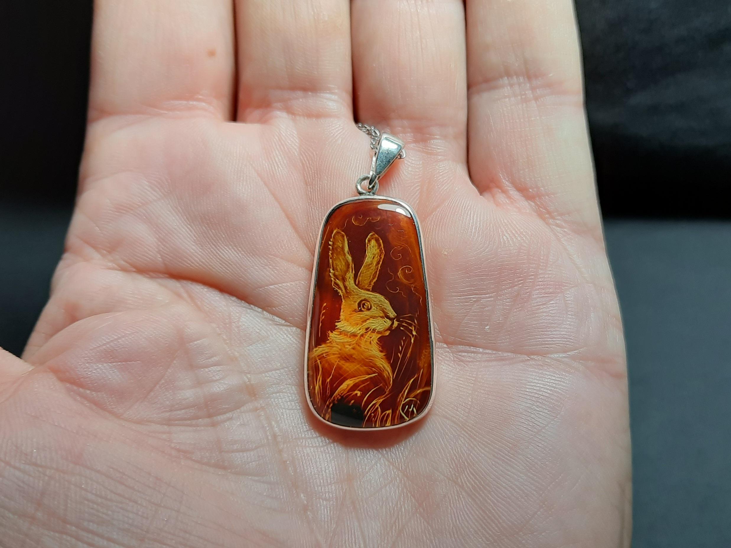 手作りバルト海産琥珀のウサギペンダント：925スターリングシルバー