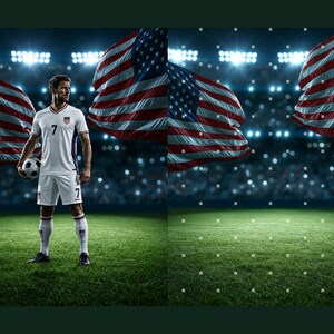 Puede incluir: Un jugador de f&uacute;tbol con camiseta blanca con el n&uacute;mero 7 y pantalones cortos blancos a juego, de pie en un campo de c&eacute;sped. El jugador sostiene un bal&oacute;n de f&uacute;tbol blanco y negro. Grandes banderas estadounidenses ondean bajo focos.