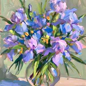 Op de afbeelding: Een olieverfschilderij van een boeket blauwe en paarse irissen met groene stelen en kleine gele accenten in een heldere glazen vaas. Het kunstwerk bevat zichtbare, dikke penseelstreken en een zachte, gedempte groene achtergrond met licht.