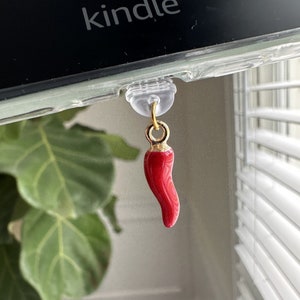 Chili Pepper Kindle Dust Plug: USB-C Charm, Bookish Accessory