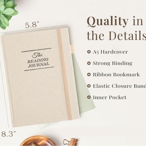 Puede incluir: Un diario de tapa dura beige con el texto "The Reading Journal" impreso en la portada. El diario mide 21,1 cm por 14,7 cm y tiene un marcapáginas de cinta, una banda de cierre elástica y un bolsillo interior.