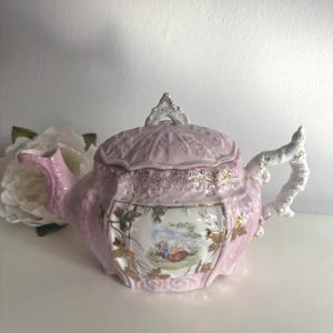 Antik tysk porslins-tekanna i rosa, romantisk scen - viktoriansk tid