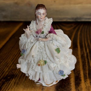 Figura de dama de encaje de porcelana de Dresde vintage, fabricada en Alemania, de 8,9 cm (3 1/2 pulgadas), con algunos daños.