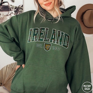 Ireland Hoodie Lucky Irish Sweater Ireland Traveler Sweatshirt St Patrick&#39;s Day Gift for Irish Lovers Dublin Vacation Shirt Irish Trip Gift