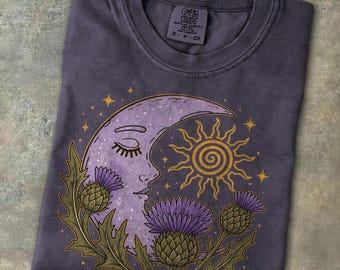 Camiseta escocesa de cardo y luna, camiseta floral celestial, estilo cottagecore, sol y estrellas, camiseta retro, estilo brujería, botánica, Highland Scotland, regalo de viaje para ella
